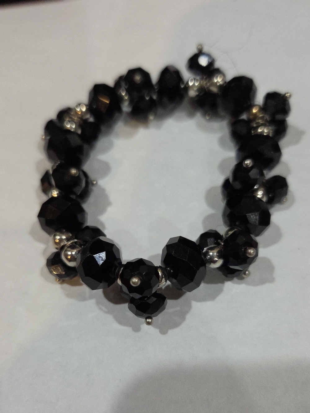 VINTAGE FACETED BLACK BEAD STRETCH BRACELET WITH SILVER-TONE ACCENTS